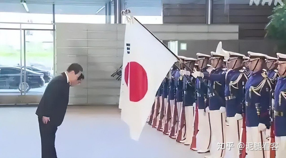 ErrorRua's tweet photo. @KK2siywi 坏了川普居然还向日本国旗敬礼，尹大统领怎么也向日本国旗鞠躬，怎么这么多亲日的啊😦😦😦 https://t.co/yzM00r7LeJ