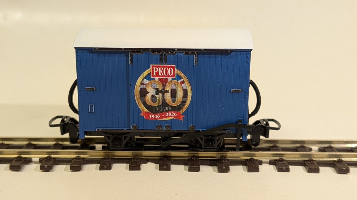 mikenarrowgauge's tweet photo. @PECOstreamline @kato_team @medicalart_TT @bachmanntrains @BachmannEurope @TalyllynRailway @CorrisRailway @RapidoTrainsUK @BuyEnglishMade Hey hey 009 #narrowgauge modellers and collectors - it's Monday 19th October 2026.

Time for another unboxing from #Peco @PECOstreamline

5 more 009 wagons to add to the collection in a very small box; they come mounted in foam - no individual boxes. 🤔👍

https://t.co/2L5p5JJpBx https://t.co/Geox2YrNFr