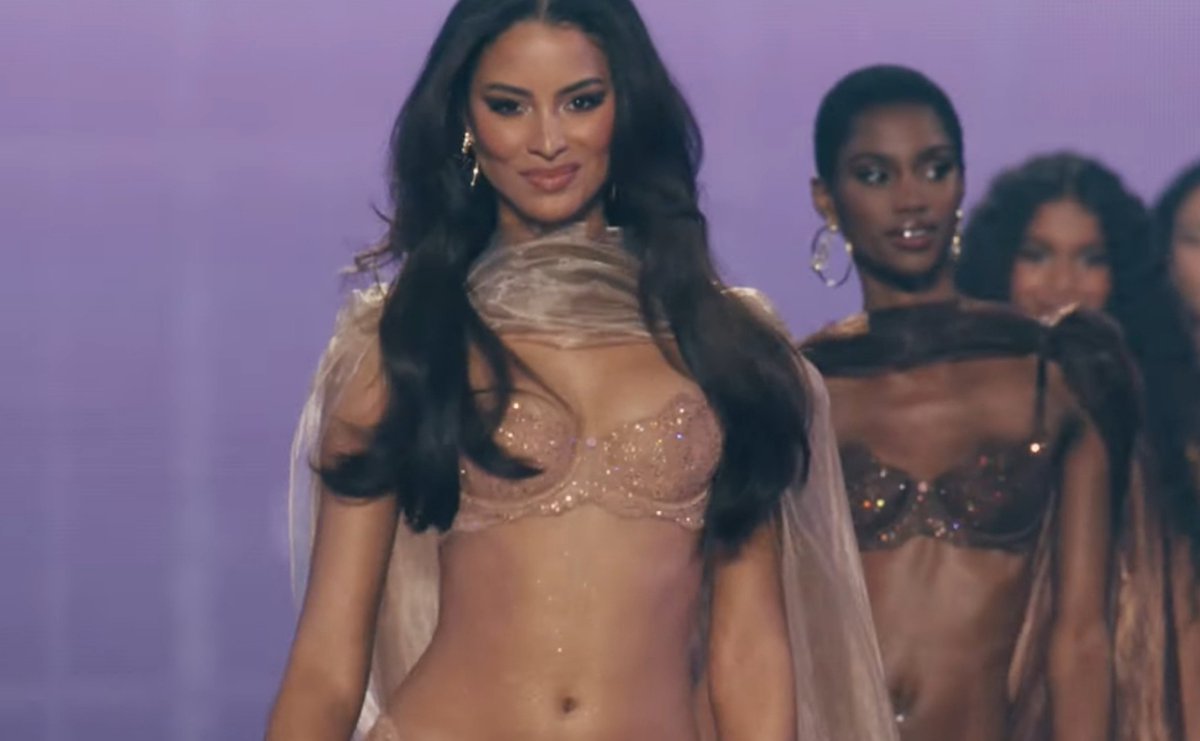 badwistouch's tweet photo. Andreina Martinez from Miss Universe 2022, omg love that for you QUEEN 🤍✨
#VSFashionShow https://t.co/Jy5whdbydW