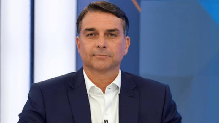 falamuka's tweet photo. Todas as perguntas feitas por Lula que Flávio Bolsonaro NÃO SOUBE RESPONDER: 

- Por que o Flávio votou contra licença maternidade no RJ?

- Onde estão os R$ 134 milhões do dinheiro pedido do Vorcaro?

- Por que Flávio defendeu um policial que matou uma criança de 5 anos?

- Por que Flávio quer tirar numeração das munições no Brasil?

- Por que Flávio deu emprego para os familiares do assassino de Marielle Franco?

- Por que ele não queria diminuir a escala 6x1?

- Vai adotar o modelo Milei no Brasil?