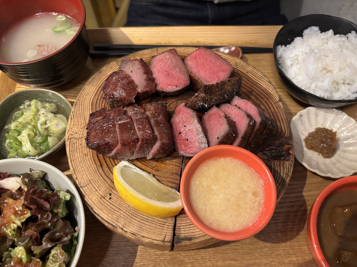 viewwrs's tweet photo. 🍋🥩บอกเลยว่าเปนร้านที่อร่อยที่สุดในทริป ลิ้นวัวคืออร่อยสุดตั้งแต่กินมา Gyu tongue lemon shinjuku ลิ้นเด้งกรุบเทกเจอร์แบบอื้อหืออออะ ยิ่งบีบเลมอนนิดๆ กินไปตาแตกไป พูดไม่หยุด ยิ่งเซทลิ้นวัวตัดเกรดคือหนาดุ้บดุ๊ยเลย ชอบมากก หรือถ้าใครอยากลองลิ้นหลายแบบร้านมีจัดแบบรวมให้ด้วยนะ ฟินนน
📍Shinjuku , Tokyo