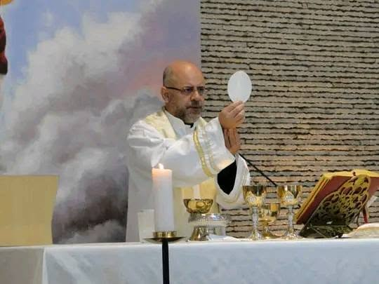 ayellowleaf_'s tweet photo. Descanse em paz padre Paulo, muitas saudades, muito obrigado por tudo, tu és sacerdote eternament! https://t.co/65QiX9oIRk