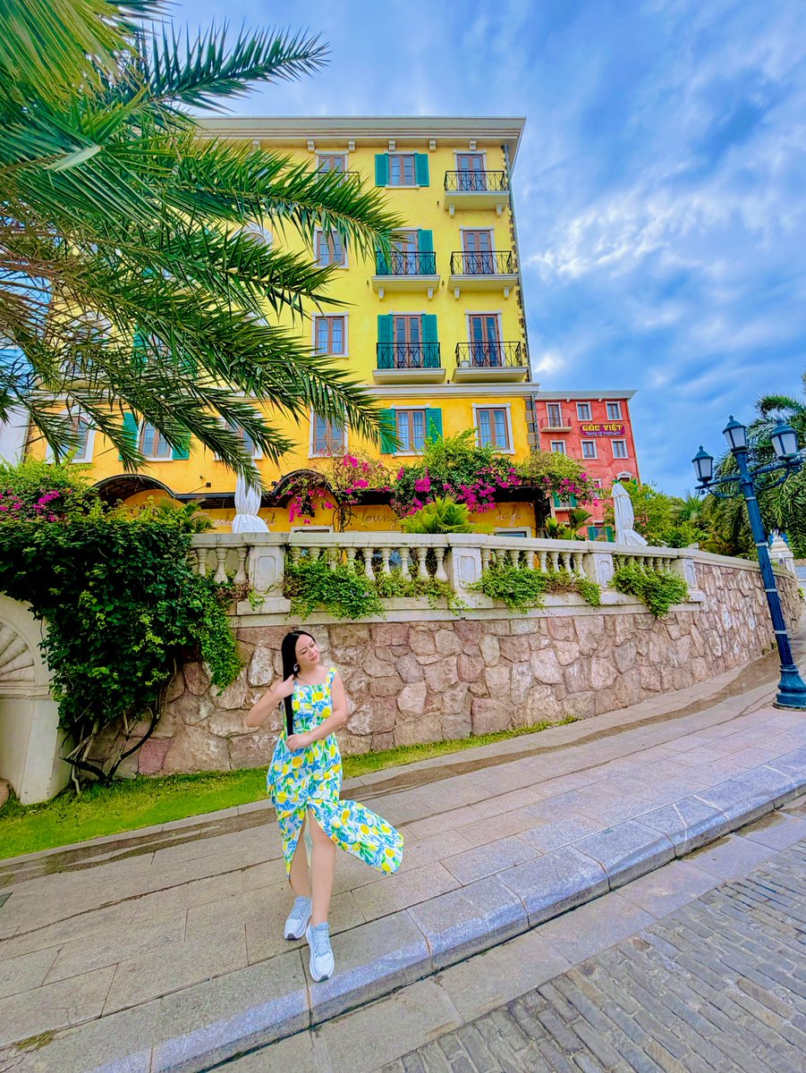 Drilondooni's tweet photo. Wandering through the prettiest little town. https://t.co/9MsdInWfev