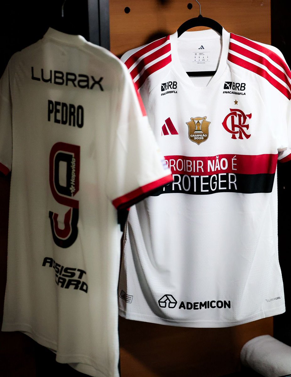 Flamengo's tweet photo. NOSSO MANTO EM BUSCA DO NOSSO SONHO! 😍

#BAHxFLA #Vestiario https://t.co/cdfYAkhogr