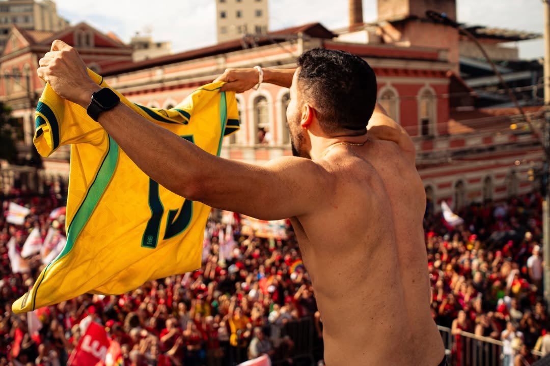 _janoninho's tweet photo. ESTAMOS MEU BEM POR UM TRIZ, PRO DIA NASCER FELIZ! 🇧🇷

VAMOS VENCER
EU ACREDITO!

#ExercitoDoLulaNaBand https://t.co/17D5M9EYGI