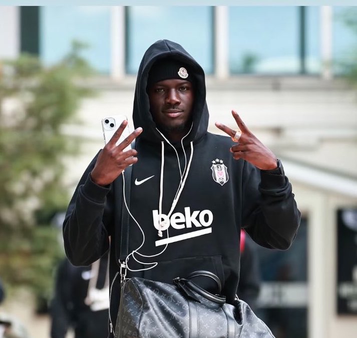 spordepormedya's tweet photo. 👀 Kassoum Ouattara, elinde zikirmatiğiyle Trabzon yolunda. https://t.co/OpLM1pnKTN