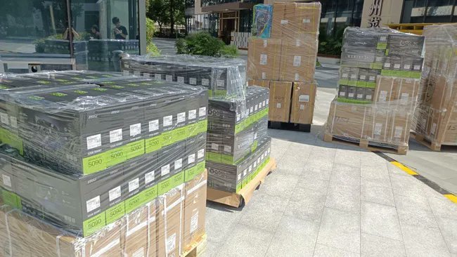 NerdPy's tweet photo. Ya estaran por CDE??? 😅👽😅
Reportan el extravío de un envío de tarjetas gráficas RTX 5090 valorado en $470.000 dólares en un aeropuerto del Brasil. 

El distribuidor de tecnología brasileño Oderço afirma que dos palés de tarjetas gráficas Zotac GeForce RTX 5090 desaparecieron tras haber llegado, al parecer, al Aeropuerto Internacional de Guarulhos, en São Paulo.