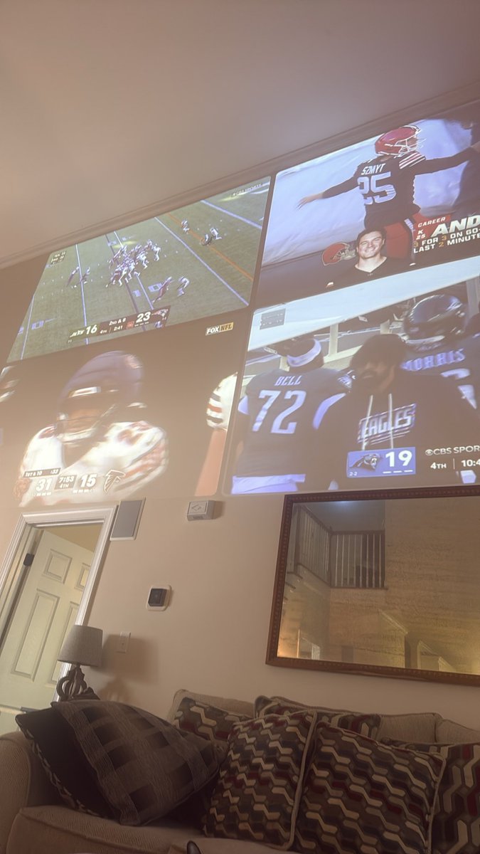 hottiehotshit's tweet photo. “Is this the most football you’ve ever watched?” Yesssssss omg go sports im just a girl. Shut up highlighter. https://t.co/9Tc1iAgOP9