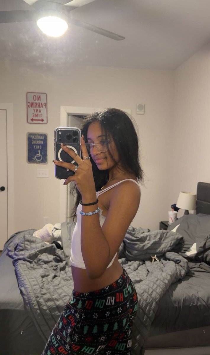 Yazxoxo3's tweet photo. 💋💋 ( ignore the messy room lol ) https://t.co/SGpfeEM1YE