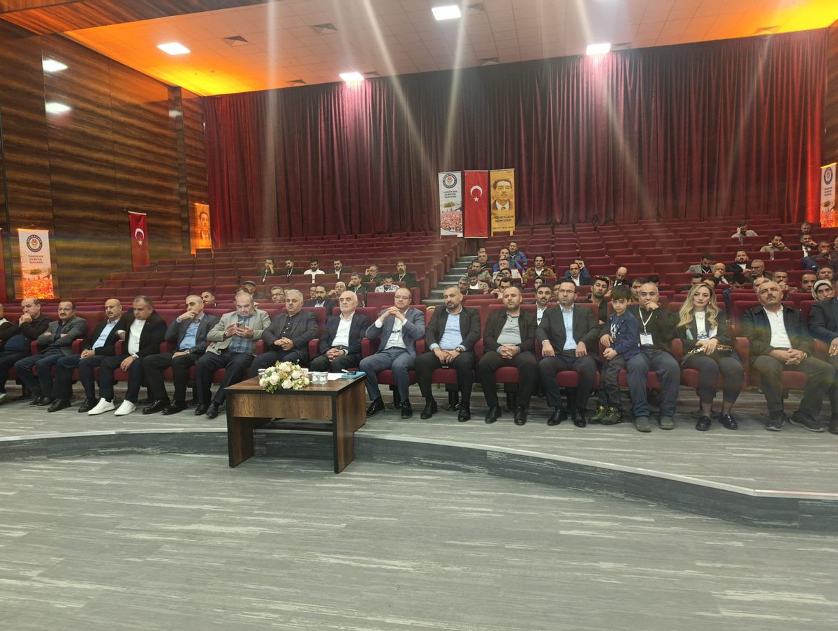 mehmet_uca's tweet photo. 8. Olağan Kongremizi Tamamladık, Yenilenen Kadromuzla Yolumuza Devam Ediyoruz!

Eğitim-Bir-Sen Van 1 No’lu Şube olarak 8. Olağan Genel Kurulumuzu, delegelerimizin iradesiyle tamamladık. Teşkilatımızın kendi içerisinde gerçekleşen, aile sıcaklığının ve teşkilat ruhunun hissedildiği kongremizde, demokratik irademizle yeni dönemimizi şekillendirdik. Yenilenen kadromuz ve tazelenen heyecanımızla, sendikal mücadelemizi kararlılıkla sürdürmeye devam ediyoruz.

Kongremize katılarak bizlerle bu anlamlı günü paylaşan Iğdır Eğitim-Bir-Sen ve Memur-Sen İl Başkanımız Sayın Erkan Çiğdem’e, önceki süreçlerde Eğitim-Bir-Sen ve Memur-Sen İl Başkanlığımızı yapan Sayın Osman Ayşin’e, önceki dönemlerde Memur-Sen başkanı olarak görev yapan Sayın Hikmet Bilgin ve Sayın Mahmut Gülaçar'a Memur-Sen’e bağlı hizmet kollarımızın başkanlarına,  önceki dönemlerde görev yapmış olan Memur-Sen hizmet kolu başkanlarımıza, kıymetli delegelerimize ve değerli misafirlerimize teşekkür ediyoruz.

Geride bıraktığımız dönemin birikimini yeni dönemin heyecanıyla buluşturarak, teşkilatımızın köklü değerlerinden aldığımız güçle teşkilat yapımızı ve kadromuzu bozmadan yolumuza devam ediyoruz. Bizleri bir arada tutan dayanışma ruhunu koruyarak, üyelerimizden aldığımız güç ve sorumluluk bilinciyle eğitim çalışanlarının sesi olmaya devam edeceğiz.

@EgitimBirSen
@_aliyalcin_
@ebsvan1