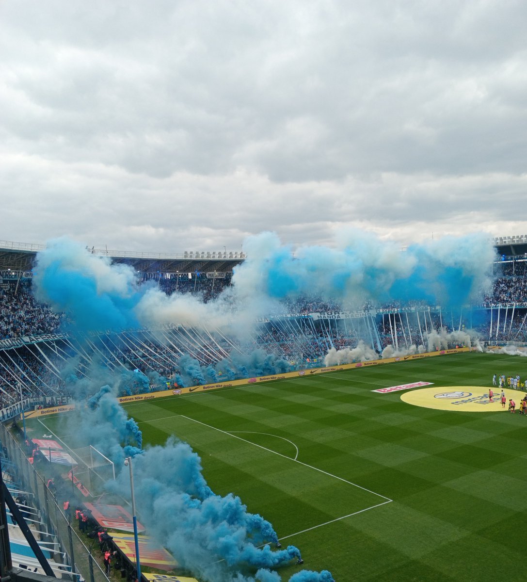 racingtactico's tweet photo. Final del clásico 

Racing igualó 1-1 en un partido espantoso. La gente, que dijo presente y dejó de lado algo tan sagrado como el día de la madre, se expresó con un acertado "que se vayan todos". La renovación deberá ser absoluta. https://t.co/m4jWbfWfNh