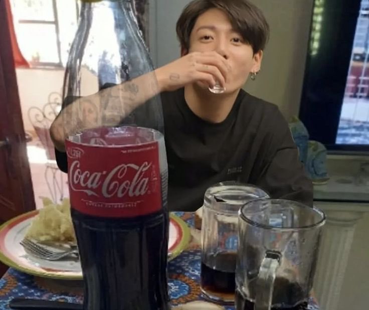 armyrang97's tweet photo. Confirmo que los bts llegaron a Argentina porque miren quien cayó a mi casa https://t.co/6LF6JUqYTS