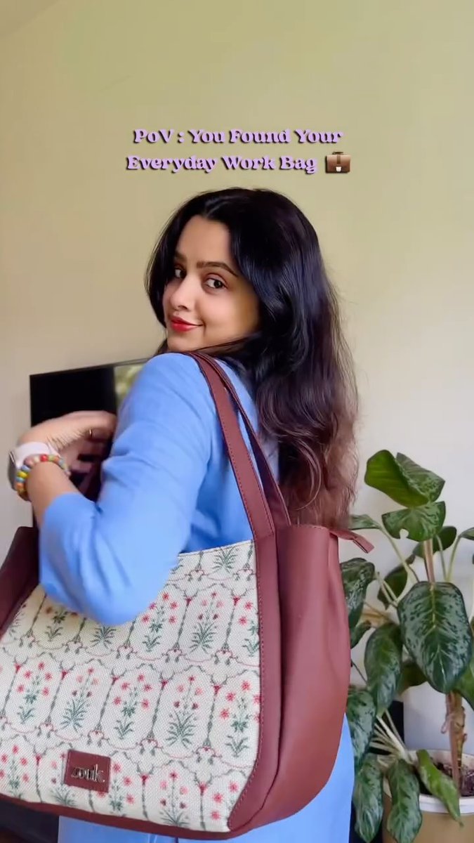 taykiesra's tweet photo. New work bag, new obsession. Would you carry this to work? Comment “LINK” and I’ll share it. https://t.co/bYBwAKyULA