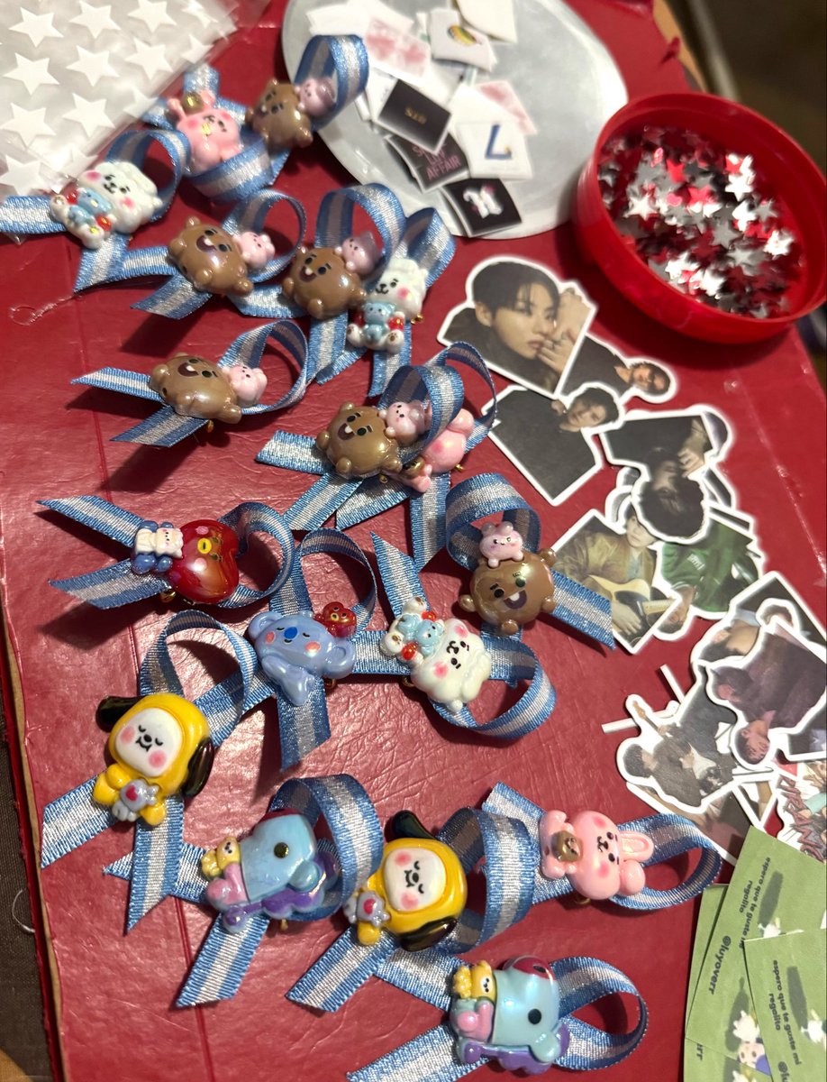 luyoverr's tweet photo. Yo con el vuelo en unas horas las actividades sin planificar los outfits sin terminar el bolso sin hacer las piernas sin depilar: y si le hago más freebies a las armys de mierda con las cositas q me sobraron? AHORA LES HICE ESCARAPELAS igual son solo 20 así que a la machancha https://t.co/l6RvhWj47B
