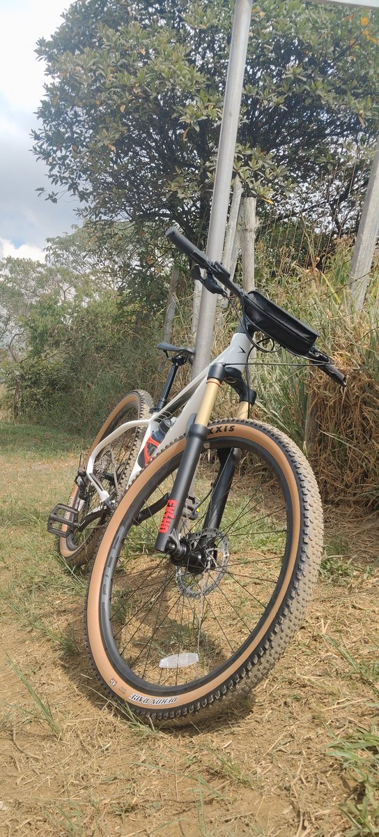 manuelga887's tweet photo. @radiosupercali @PoliciaCali @ICBFColombia Esta mañana fui víctima de hurto de mi bicicleta MTB clif muddy color blanca, amenaza con cuchillo 🔪 y me tiraron al suelo , si se enteran de algo que no sea extorsión.. dos habitantes de calle con cuchillo 🔪#alcaldiadecali, #secretariademovilidad, #secretariadeprogramassociale https://t.co/DCBzT6IAtC