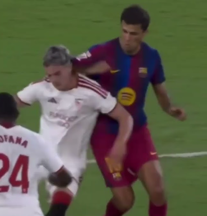 MahoLord's tweet photo. @VozMadridista De esta por lo que sea el Sevilla no pidió nada y esta si era un codazo claro. Pero ni el Arbitro, ni el VAR ni nadie del Sevilla dijo ni mu, POR LO QUE SEA. https://t.co/pbjOVtjfJx