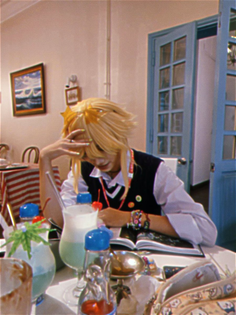 JulianJacob1912's tweet photo. Ez said he wanna find somewhere to feel better while studying. Guess they have some cream soda and cake :b
#kaynez #ezkayn #studentau https://t.co/yeS3iktFYX