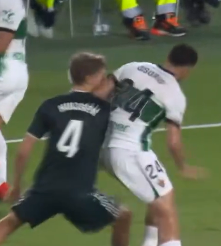 theMadridZone's tweet photo. Everyone is suddenly certain that every elbow should be a red card?

Interesting 🤔 https://t.co/5uzLtlQAEU