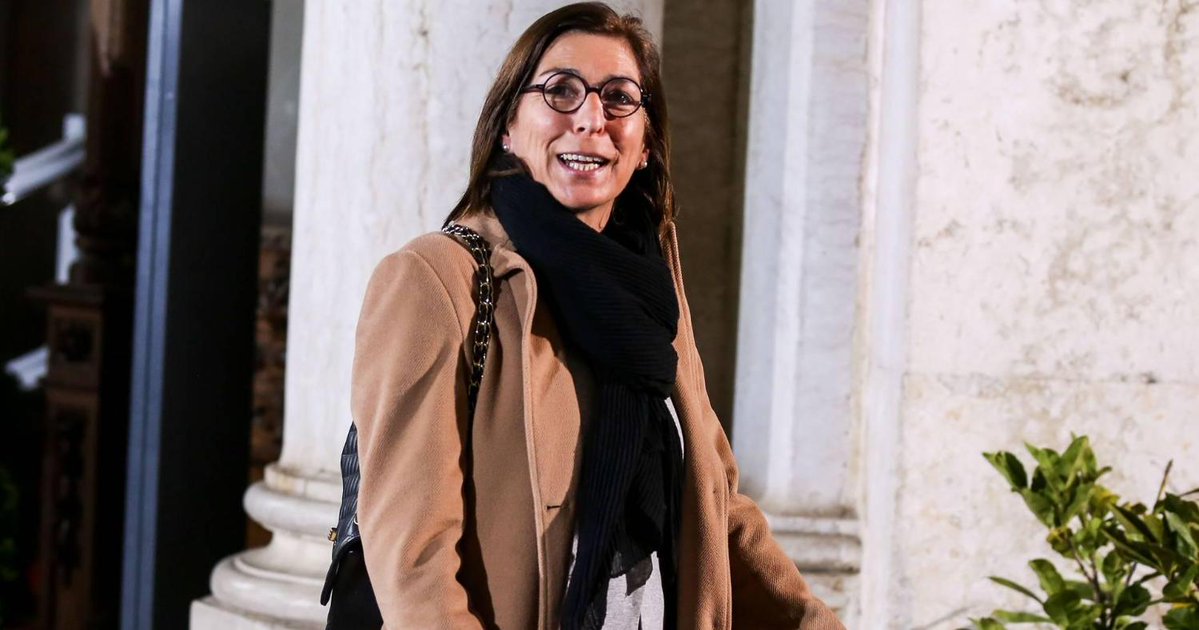 expresso's tweet photo. Ana Catarina Mendes acusa Governo de alimentar sentimento negativo contra imigrantes https://t.co/PnCmu2GO9P https://t.co/xFPMzIz089