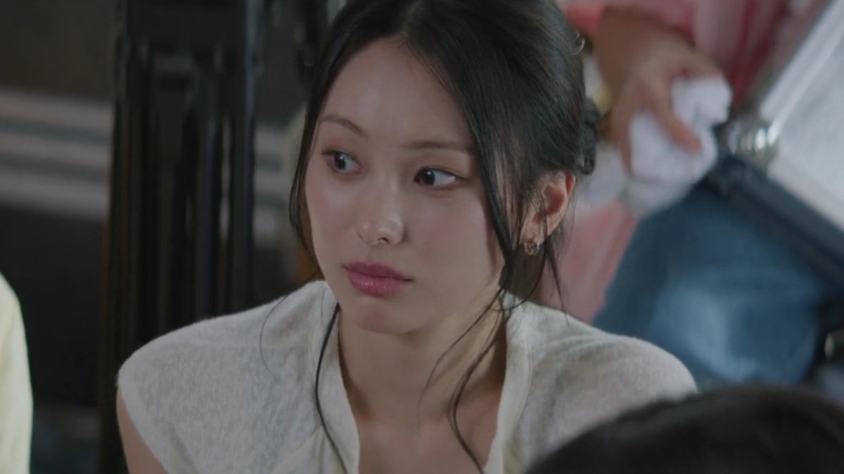 munhanas's tweet photo. Yerang is suddenly soooo down bad for Haru lmao and it's the one time he has bigger priorities
#DiveIntoYouep7 https://t.co/xTOWaywg2m
