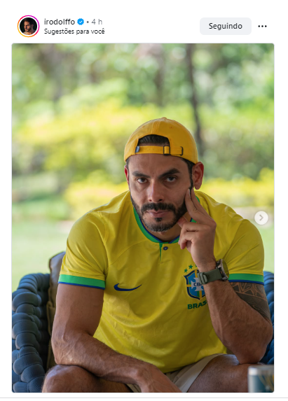 LunaBambam74's tweet photo. O cantor Rodolffo, da dupla sertaneja Israel & Rodolffo, se posicionou politicamente nas redes sociais ao manifestar apoio ao candidato à Presidência Flávio Bolsonaro (PL).

Em uma foto publicada no Instagram, o artista aparece fazendo o gesto do número 22 com as mãos.

“Minha bandeira JAMAIS será vermelha! Dia 25, é 22”, escreveu na legenda.

O sertanejo já havia declarado apoio ao ex-presidente Jair Bolsonaro durante as eleições de 2022.

A manifestação acontece na reta final do segundo turno presidencial, marcado para o próximo domingo, 25 de outubro, quando Lula (PT) e Flávio Bolsonaro (PL) disputam a Presidência da República.