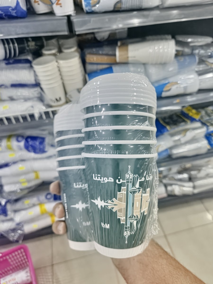 Anas_bin_lagdam's tweet photo. عنايتكم:
@halfmillion_sa 
@DunkinDonutsKSA 
@SAIPKSA 

لغير المختصين:
🔹️مَن هو صاحب الحق الحصري في استعمال والانتفاع من للعلامة التجارية؟
🔸️الجواب: المالك، ومَن يرخص له بالاستعمال.

🔹️هل صناعة أكواب بها علامة تجارية شهيرة مملوكة للغير، والانتفاع من شهرة العلامة لبيع المنتج (الأكواب) يعد انتهاك للعلامة واستعمال غير مشروع، وخرق لقانون العلامات التجاريةالموحد، وجريمة يعاقب بها النظام؟
🔸️نعم نعم نعم، وتقوم الجهة المختصة (الهيئة) بممارسة دورها الرقابي لمنع مثل هذه الجرائم، وحصر المنتجات واستدعاء مالك للمنشأة وسماع أقواله، وإحالة أوراق القضية للنيابة العامة لإقامة الحق العام.

🔹️هل يعفى صاحب المنشأة التجارية من المسؤولية لو دفع بأن المسؤول عن مخالفة النظام هو المصنع، وأنه فقط قام بعرض المنتجات على رفوفه ولا يعلم أنها مقلدة؟
🔸️لا لا لا، لا يعفى.