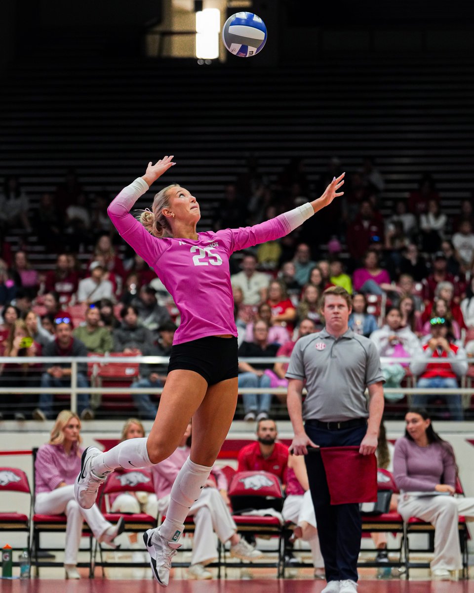 RazorbackVB's tweet photo. S3 | Kentucky takes a 15-10 lead as we head into the technical timeout https://t.co/4k7FA9vHWM