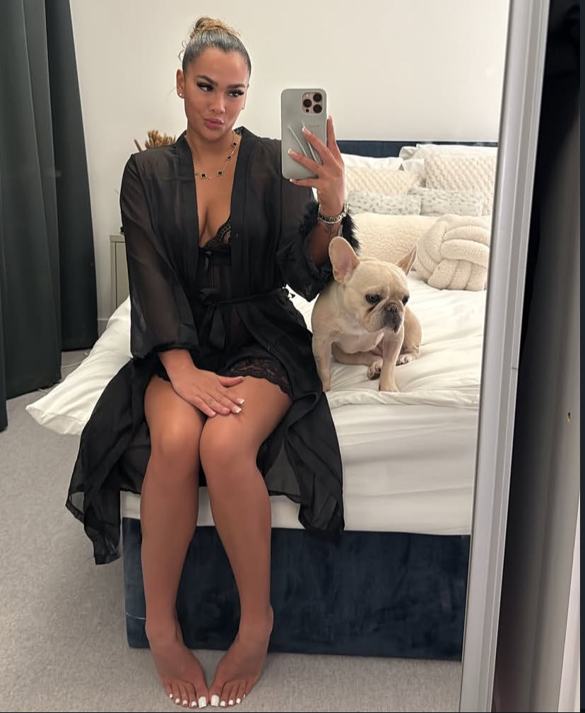 burmesbambi's tweet photo. 👣 ft my frenchie 🐶 https://t.co/kvcmOJP035