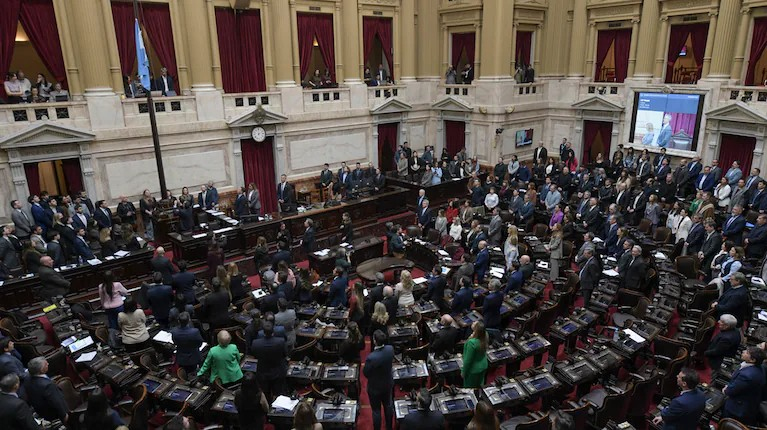 Alerta140's tweet photo. 🚨 #AHORA | Diputados debatirá este miércoles proyectos sobre discapacidad, endeudamiento familiar, propiedad privada y soberanía nacional. 🇦🇷🏛️

📋 El oficialismo confía en reunir el quórum tras la sesión fallida de la semana pasada. Además, la oposición pidió citar al embajador de Chile para que explique la nueva ruta marítima entre Punta Arenas y Malvinas.