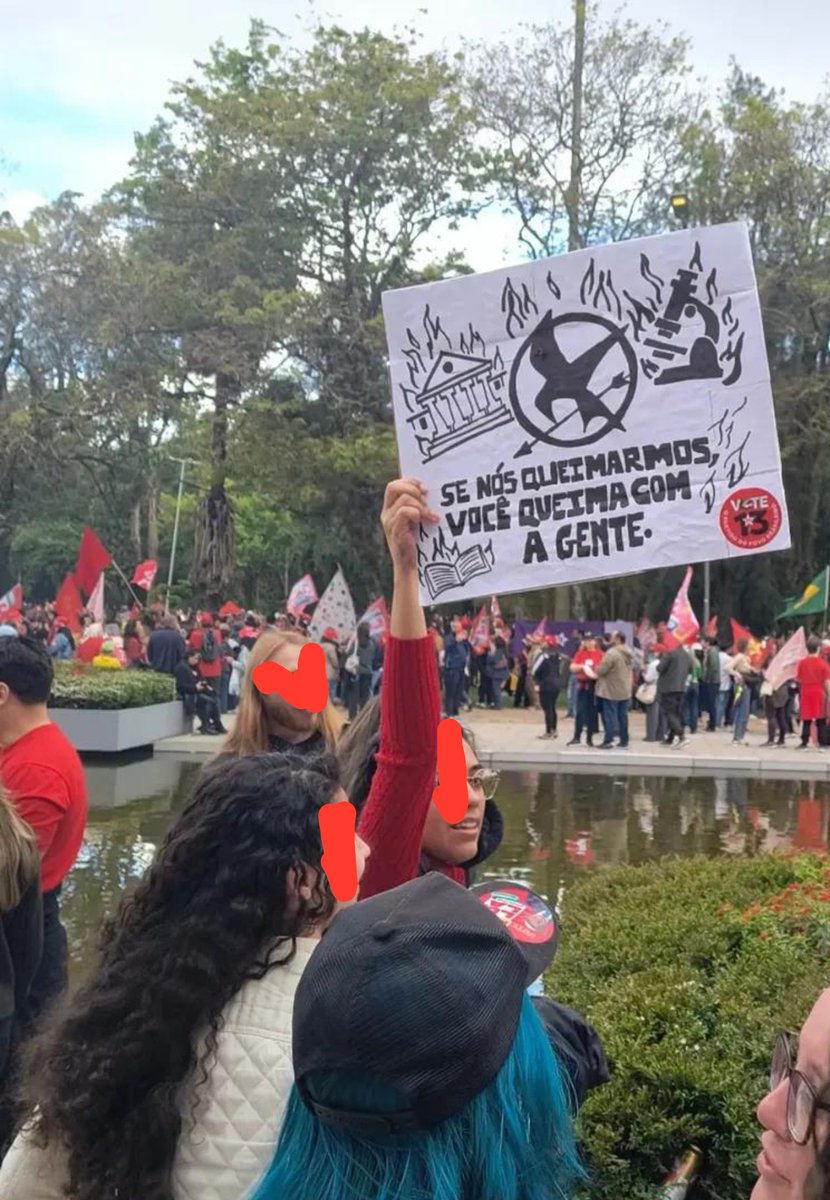 _softartely's tweet photo. Lula ganhe essa eleição ta 15 graus em Porto Alegre e eu vim fazer o L de cropped, dia 25 é 13!  ⭐️🔴 https://t.co/tqoySnhrnE