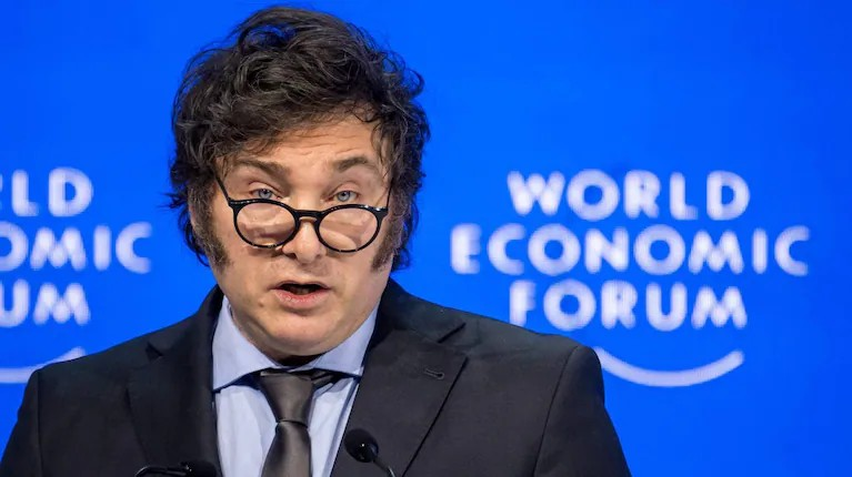 Alerta140's tweet photo. 🚨 #AHORA | Javier Milei volvió a recordar su discurso de Davos 2024 y aseguró que “Occidente está en peligro”, en medio de las protestas y disturbios en Francia. 🇦🇷🇫🇷

🗣️ El Presidente cuestionó a quienes habían criticado aquella advertencia y sostuvo: “¿Reconocerán que otra vez acerté y que ellos erraron fuerte?”. Además, Santiago Caputo y Adrián Ravier replicaron sus dichos en redes.