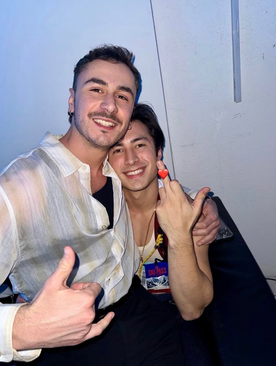 hudneko's tweet photo. that night is still crazy to me because wdym hudson was just there for men to come sit on his lap and kiss him? https://t.co/5SqSuhNduA