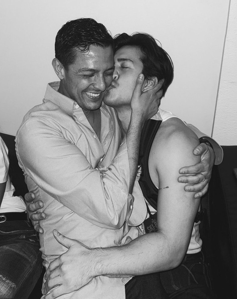 hudneko's tweet photo. that night is still crazy to me because wdym hudson was just there for men to come sit on his lap and kiss him? https://t.co/5SqSuhNduA