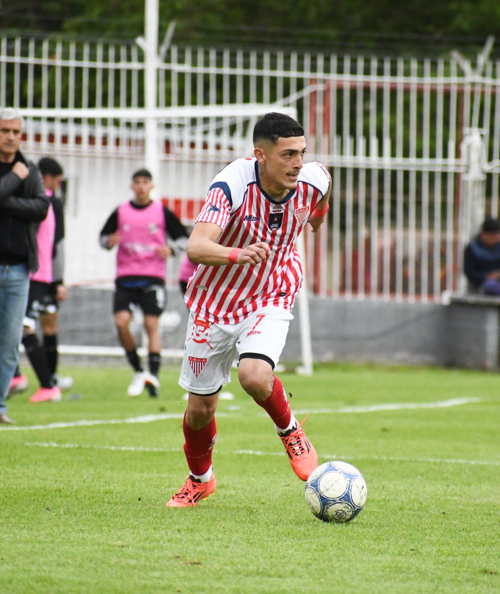 clublosandes's tweet photo. ⌚️ ST 45' | Tiempo cumplido en Lomas:

Se juegan 4 minutos más.

📌 #LosAndes 1 - #AllBoys 1

#DaleLomas 🇦🇹 https://t.co/m9gnIcfHa4