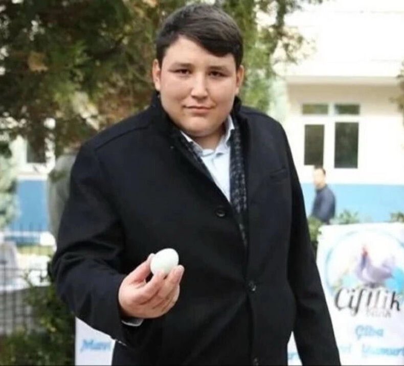 KendineMuhabir's tweet photo. Çiftlik Bank davasında 45 Bin yıl ceza alan Mehmet Aydın’ı hatırladınız mı?

Bu tosuncuğun çarptığı para 1 Milyar Liraydı ve bedelini 45 Bin yıl ceza alarak ödüyor.

Şimdi bir de fon vurgununu düşünün. Sadece Fatma Betül’ün çarptığı para bile 2 Milyar Lira. Fatma da WhatsApp gruplarından falan çıkarıldı işte 😁