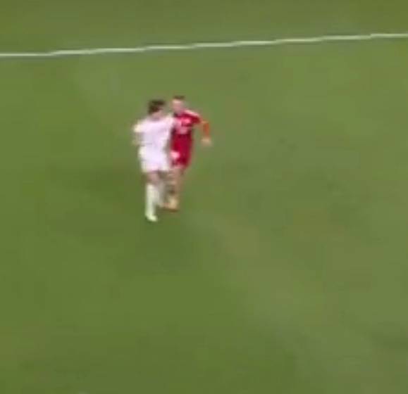 secruat's tweet photo. ¡¡¡Codazo en la cara, roja!!!!!

¡¡¡Bueno, codazo en el cuello, roja!!!!

¡¡¡A ver, codazo en el pecho, roja!!!!!

¡¡¡¡No es codazo, pero se lo quita de encima, roja!!!!

JAJAJAJAJAJAJA https://t.co/otpLd7NylY