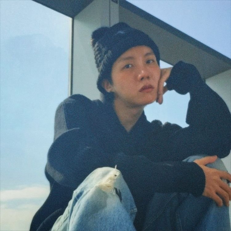 minhobi_moon's tweet photo. i know hoseok is known for his big heart smile but tbh...i really have a thing for hobi's natural pout/downturned lips... 😖

it's just so cute okay :< https://t.co/zdmyXkiR10