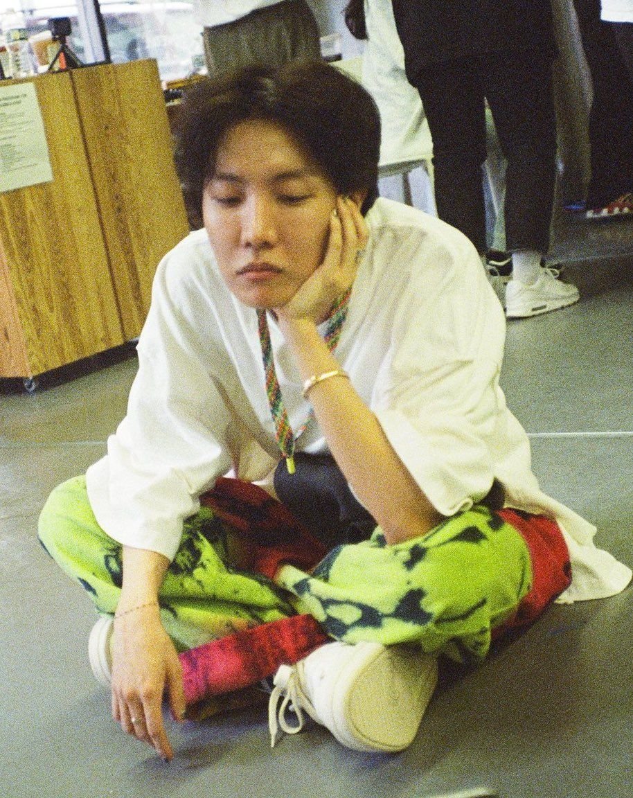 minhobi_moon's tweet photo. i know hoseok is known for his big heart smile but tbh...i really have a thing for hobi's natural pout/downturned lips... 😖

it's just so cute okay :< https://t.co/zdmyXkiR10
