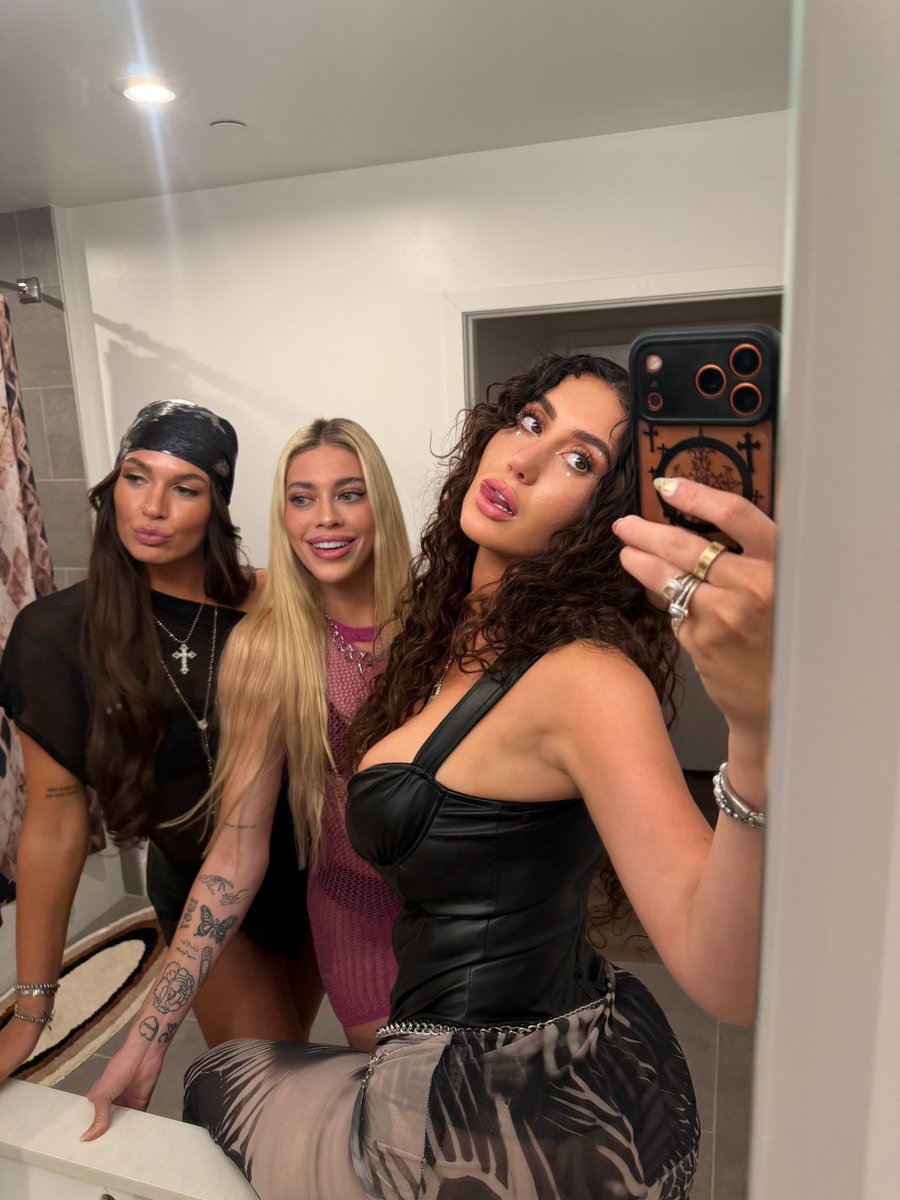 BaileyisBratty's tweet photo. should me and @the6footgoddess double domme @SubbyIris ? 😋 https://t.co/YJHtLvqBNB