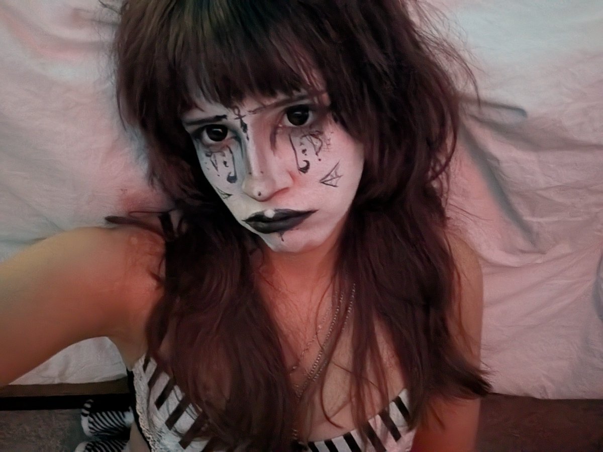 froggiekorn's tweet photo. tiny makeup photo dump!! #goth #shedrtwt https://t.co/rVX5yQ1aGq