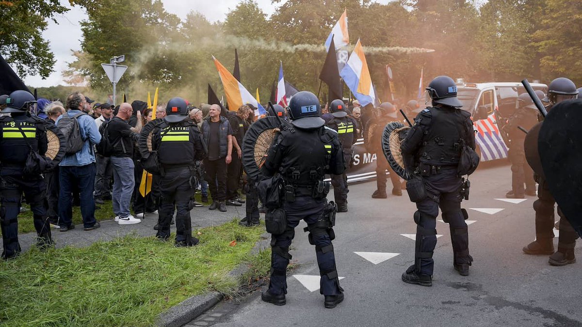 ftdemocratie's tweet photo. @fvdemocratie Te laat, ze zijn er al ...alleen geen gele hesjes maar oranje vlaggen https://t.co/ljt3eae5tM