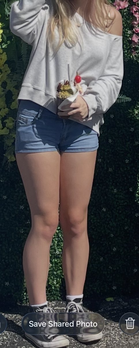 douxlacq's tweet photo. same outfit but 10kg difference woah https://t.co/tBLHykAEF8