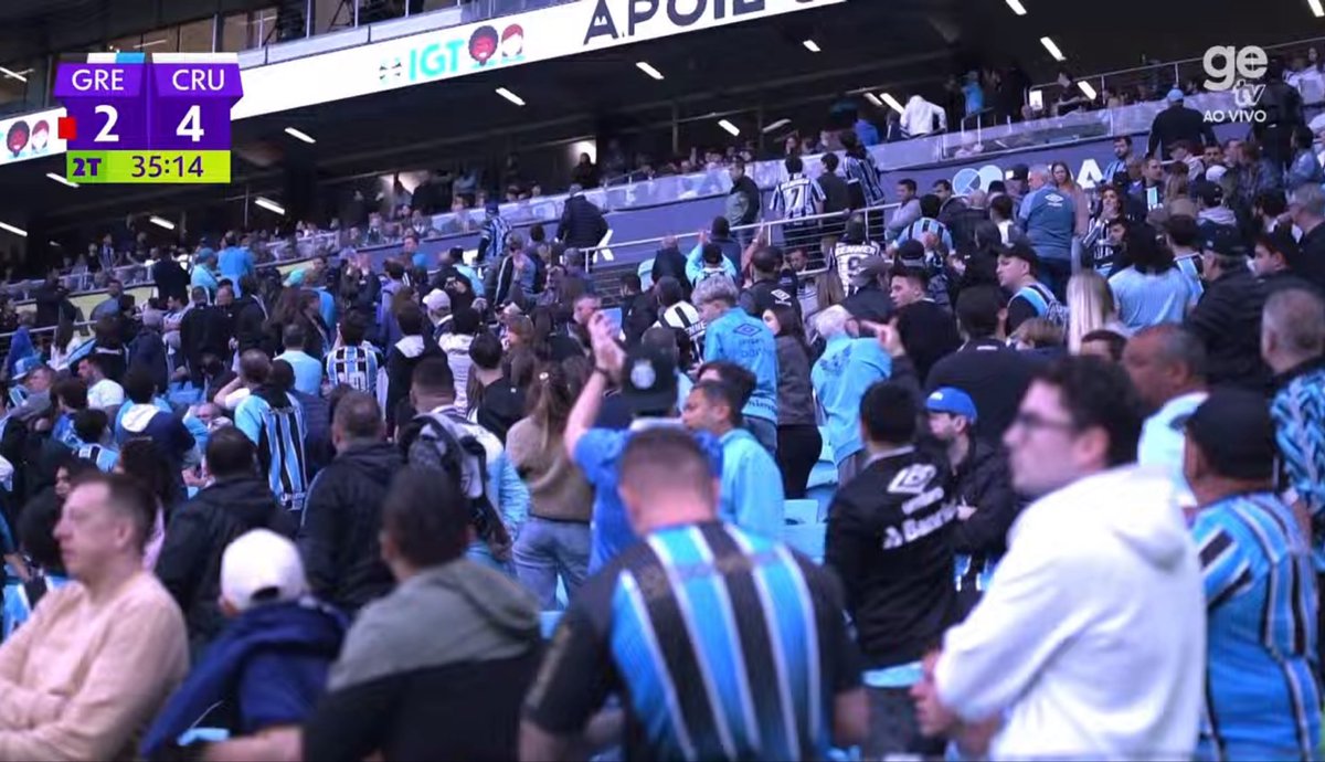 DataFutebol's tweet photo. 🚨 CENAS LAMENTÁVEIS NA ARENA DO GRÊMIO 

depois do quarto gol, parte da torcida começou a ir EMBORA 

outros começaram a olhar pro camarote da diretoria e começaram a APLAUDIR ironicamente 

e houve briga entre torcedores com socos e policiamento https://t.co/RF1zzohO75