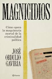 JOSEOBDULIO's tweet photo. Esta afirmación del Museo es completamente falsa: “Los gobiernos represivos del Frente Nacional (1958-1974) y subsiguientes presidencias deslegitimaron la participación política de terceras fuerzas y desatendieron oportunidades eficaces para el bienestar de sectores menos favorecidos de la población. Enconó la radicalización y el crecimiento de las guerrillas. El ELN, las FARC y el M-19 crecieron durante la década de 1980 hasta obtener cobertura nacional”. 
Transcribo unos párrafos de mi libro Magnicidios:
“Para refutar la noción de que las guerrillas marxistas colombianas surgieron de "condiciones objetivas" locales que obligaban a la violencia, es esencial destacar su carácter internacionalista, subordinado a directrices externas de Moscú. 
El internacionalismo comunista, como se define en el Manifiesto de Marx y Engels (1848), proclama que "los proletarios no tienen patria", priorizando la solidaridad de clase global sobre lealtades nacionales. La revolución comunista quería ser una revolución mundial, ya que el capitalismo es un sistema planetario, y los intereses de la clase obrera internacional priman sobre cualquier interés nacional. Esta doctrina se institucionalizó en la Tercera Internacional (Comintern, 1919-1943), fundada por Lenin para dirigir la revolución proletaria como un partido mundial único. 
Los "21 Condiciones de Admisión" de un partido comunista al Comintern, redactadas por Lenin y Zinoviev en el Segundo Congreso de 1920, exigían obediencia absoluta a las decisiones del Ejecutivo con sede en Moscú y eran vinculantes para todos los partidos o secciones nacionales (condición 16); los partidos debían purgar oportunistas y nacionalistas, promover la agitación revolucionaria en ejércitos y sindicatos, apoyar incondicionalmente a la Rusia soviética (condición 11), y prepararse para la insurrección armada ilegal cuando llegara la hora (condiciones 9 y 13). 
Ese estatuto convirtió a los partidos comunistas en meros engranajes de una estrategia global, con autoridad centralizada para intervenir, disciplinar o disolver partidos  “desviados”. El Partido Comunista de Colombia (PCC), fundado en 1930 como sección del Comintern, encarnó esta sumisión disciplinada y servil. Hasta 1943, siguió fielmente las directrices moscovitas; y de 1947 a 1956, se alineó con la Cominform (sucesora informal). En la Guerra Fría, adhirió al bloque soviético, enfatizando el internacionalismo comunista por encima de los "prosaicos y aldeanos problemas colombianos". 
Los fundadores de las guerrillas —como las FARC, creadas por el Partido Comunista de Colombia— no respondían a coyunturas locales "objetivas", sino a mandatos leninistas que rechazan la vía pacífica al socialismo. Para los marxistas-leninistas clásicos, la violencia no ha sido ni es opcional: el materialismo histórico dicta que la lucha de clases es el motor inexorable de la historia, requiriendo el derrocamiento armado de la burguesía, que jamás cederá voluntariamente su poder. Una vez en sus manos, se impone instaurar la dictadura (usan esa palabra sin complejos, ¡quién lo creyera!) del proletariado —es decir, del Partido Comunista— para aplastar enemigos y forzar el socialismo. 
Así, las guerrillas colombianas no fueron un producto de "las condiciones o factores objetivos" internos como aducen, alegan y aseguran los políticos y académicos amigos de la guerrilla, sino la ejecución local de una agenda internacionalista impuesta desde Moscú. Esto desmonta cualquier narrativa de "respuesta inevitable" a la realidad o las “condiciones objetivas” colombianas. Las guerrillas marxistas tuvieron su origen en una ideología transnacional militante, en unos dirigentes que creían que “la violencia es la partera de la historia” y que la revolución no se hace con guantes de seda”. Por eso, hasta la caída del Muro de Berlín y la disolución de la URSS en 1991, el Partido Comunista Colombiano predicó y practicó la violencia como método legítimo, una “forma superior de lucha”, combinable tácticamente con formas legales como la participación en elecciones.
Cuando triunfó la Revolución Cubana en diciembre de 1959, Fidel Castro y el Che Guevara proclamaron que la lucha armada era el único camino para América Latina: “Crear uno, dos, muchos Vietnam”, fue la consigna que caló en todo el comunismo latinoamericano. 
El Partido Comunista Colombiano, que ya llevaba una década de guerra sorda, vio confirmada su fe doctrinaria y la intensificó. ¡Sí! La guerra que comenzó, aparentemente, en 1964 y 1965 con los golpes de Simacota (ELN) y Marquetalia (FARC), es la continuación de la que se inició en 1948 después de la muerte de Gaitán.
El libro “Treinta años de lucha del Partido Comunista de Colombia”, 1960, editado por el Comité Central de ese movimiento, afirma que desde 1949 los comunistas proclamaron una “política de autodefensa armada contra la violencia oficial de los bandidos falangistas”. No hay tal. La verdad es que durante toda la década de 1950 existió una guerrilla explícitamente afiliada al Partido Comunista.
Como reseña James Henderson en el libro “Cuando Colombia se desangró”, los comunistas disparaban por todos los flancos: atacaban a la fuerza pública, pero también combatían a la guerrilla liberal. En la primera experiencia de paz tras la amnistía decretada por Rojas Pinilla en 1953, Tirofijo y otros comandantes comunistas intentaron sabotear la entrega de armas. Expidieron un comunicado y lo titularon así: 
“La dictadura militar en Colombia, un nuevo complot reaccionario contra el pueblo”. 
Ya para 1955, la guerrilla comunista había crecido en forma desmesurada, alimentada por exguerrilleros liberales perseguidos por Rojas Pinilla; llegaron a reunir hasta 500 combatientes en batallas como la de Villarrica, Tolima. 
La política de Rojas fracasó por el sectarismo liberal-conservador persistente y por la estrategia comunista de combinar lucha armada con actividad civil y electoral. Al final del régimen de Rojas en 1957, el país ardía y el gobierno lanzaba una campaña anticomunista de “salvación”. Por eso, en su posesión como presidente en 1958, Alberto Lleras Camargo declaró: 
«…mientras no se haya restablecido el orden y reducido la violencia, el gobierno no tendrá prioridad para ninguna otra preocupación…»
Lleras no convenció a los comunistas para desarmarse. Por el contrario, en 1960 el PC llamó a oponerse frontalmente al Frente Nacional, a derrocar al gobierno ‘oligárquico’, e insistió en “seguir combinando la guerra y la lucha electoral”. Nicolás Buenaventura, ideólogo comunista, definió esa “combinación” como  “el rasgo principal de la vía revolucionaria en Colombia”.
Entre comunistas y liberales estalló también una campaña de aniquilamiento mutuo. Jacobo Prías, “Charro Negro”, mentor comunista de Tirofijo, murió tras ordenar el ataque a los cuarteles de José María Oviedo, ‘Mariachi’, comandante liberal; los comunistas ejecutaron prisioneros liberales en Gaitania, y ‘Mariachi’ se vengó matando a ‘Charro Negro’.
De ahí surgió el ascenso de Tirofijo a la comandancia, el envío desde Bogotá de Luis Morantes, ‘Jacobo Arenas’ como comisario político; y la incorporación de Jaime Bateman -futuro fundador M-19- y Pedro Vásquez Rendón -futuro fundador del EPL- como secretarios o ayudantes. De la ‘autodefensa’ pasaron a la guerra por el poder, inspirados en Fidel Castro y el Che Guevara. Así nacieron las Fuerzas Armadas Revolucionarias de Colombia, Farc.
 
En plena guerra fría los guerrilleros eran títeres manipulados desde el Kremlin, La Habana o Pekín. El Ejército colombiano, asesorado por Washington, lanzó campañas anticomunistas que, paradójicamente, alimentaron el fervor antiimperialista en universidades, sindicatos y sectores políticos como el Movimiento Revolucionario Liberal, MRL. El Plan Lazo del gobierno de Alberto Lleras Camargo, destinado a exterminar la guerrilla, lo que hizo fue fortalecerla porque la presentó como un ‘frente de liberación nacional’, apoyado por todo el bloque comunista mundial. Los escritores Jean Paul Sartre y Simone de Beauvoir, por ejemplo, protestaron en 1965 contra la “vietnamización” de Colombia porque se estaban atacando las llamadas “repúblicas independientes”. 
Con la división del bloque comunista surgieron múltiples focos: las Farc, leales a Moscú; el ELN fue entrenado en La Habana; y el EPL se alineó con Pekín y Albania. Las que empezaron como autodefensas campesinas en 1949, terminaron -por cuenta de la ortodoxia marxista-leninista y la combinación de todas las formas de lucha- en la mayor tragedia armada del hemisferio tras la de Cuba. Todo porque el Partido Comunista de Colombia —por convicción doctrinaria y fidelidad al materialismo histórico— nunca creyó en un socialismo sin sangre.
https://t.co/Q4dib4Sn3G