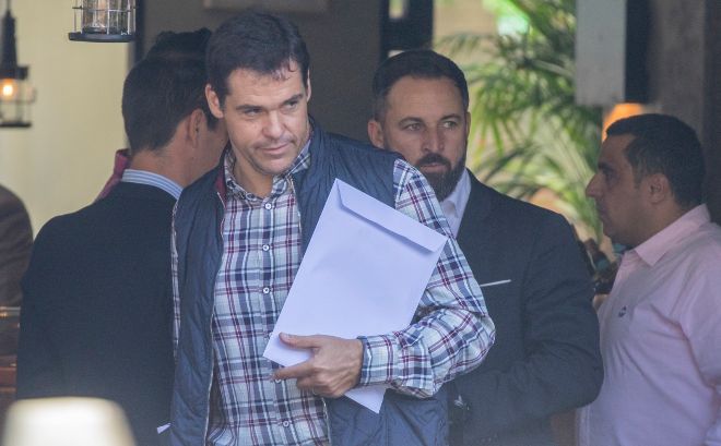 FonsiLoaiza's tweet photo. Se llama Luis Alfonso de Borbón Martínez-Bordiú y es bisnieto del dictador fascista Franco, sobrino segundo del ladrón y putero de Juan Carlos I, y amigo íntimo del ultraderechista Santi Abascal de VOX. Hoy ha pedido la vuelta de la Monarquía en Francia con él al frente. Ridículo https://t.co/5Y0xVoLPTw