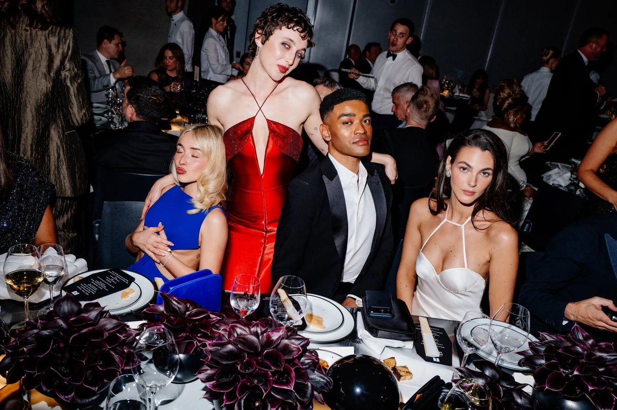 scarpenteruy's tweet photo. Nuevas fotos de Sabrina Carpenter con Emily Bader, Emma Chamberlain, Owen Thiele, Vittoria Ceretti y Javier Ambrossi en la Gala del Museo de la Academia 2026! https://t.co/vNPH4O1UVL