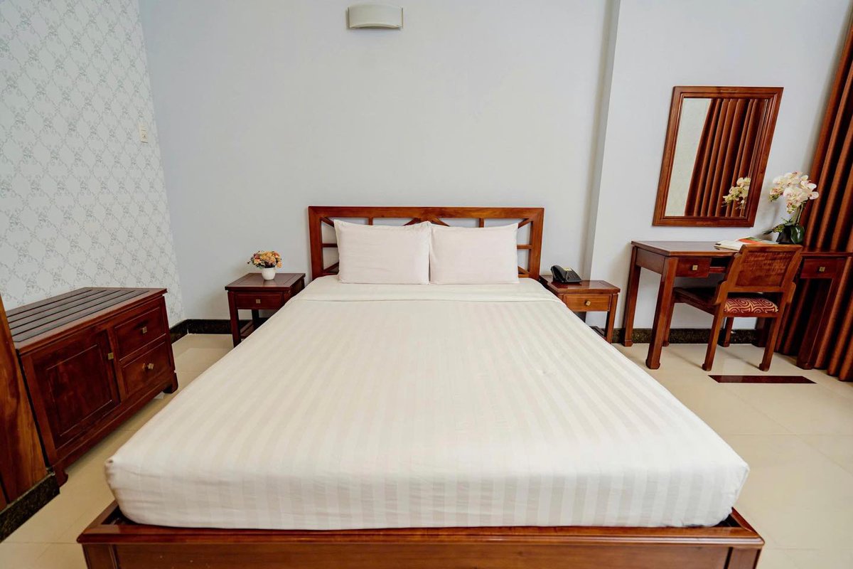 VictorJoschy's tweet photo. Your cozy retreat in the heart of Saigon. Unwind in comfort after exploring the city, just moments from Ben Thanh Market and District 1’s must-see spots. Wake up to breakfast, then let Saigon surprise you. https://t.co/IJEwHsPxyh