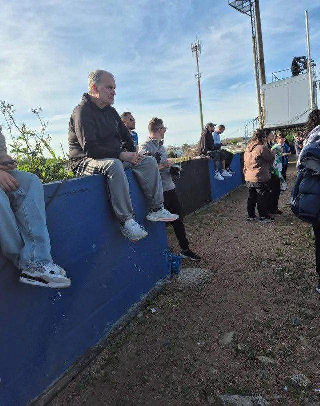 theawayfans's tweet photo. Marcelo Bielsa spotted in the stands for Liverpool Montevideo v Peñarol in Uruguay.

This is a man who has managed in some of the world's best leagues, yet he’ll still turn up to a domestic game and watch it without any of the celebrity treatment.

One of football’s most respected characters.