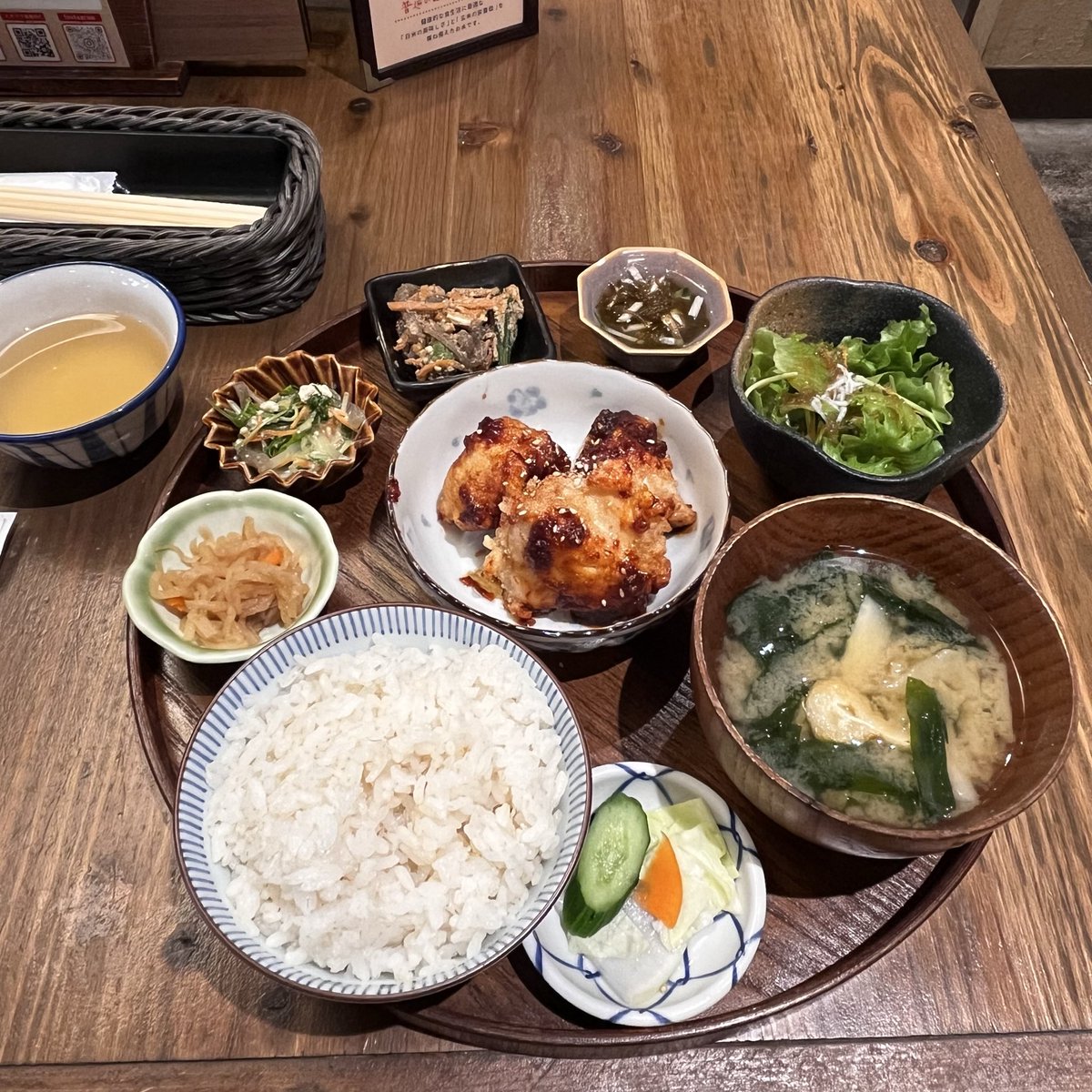 pochi9696's tweet photo. 昨日は好きな作家さん2人の個展がちょうど同時期に開催されているので、行ってきました✌️どちらも写真で見ただけではわからない、質感のある作品なので実際に見ると面白い。おいしいごはんも食べました🍚 https://t.co/mnEmNXcY8I