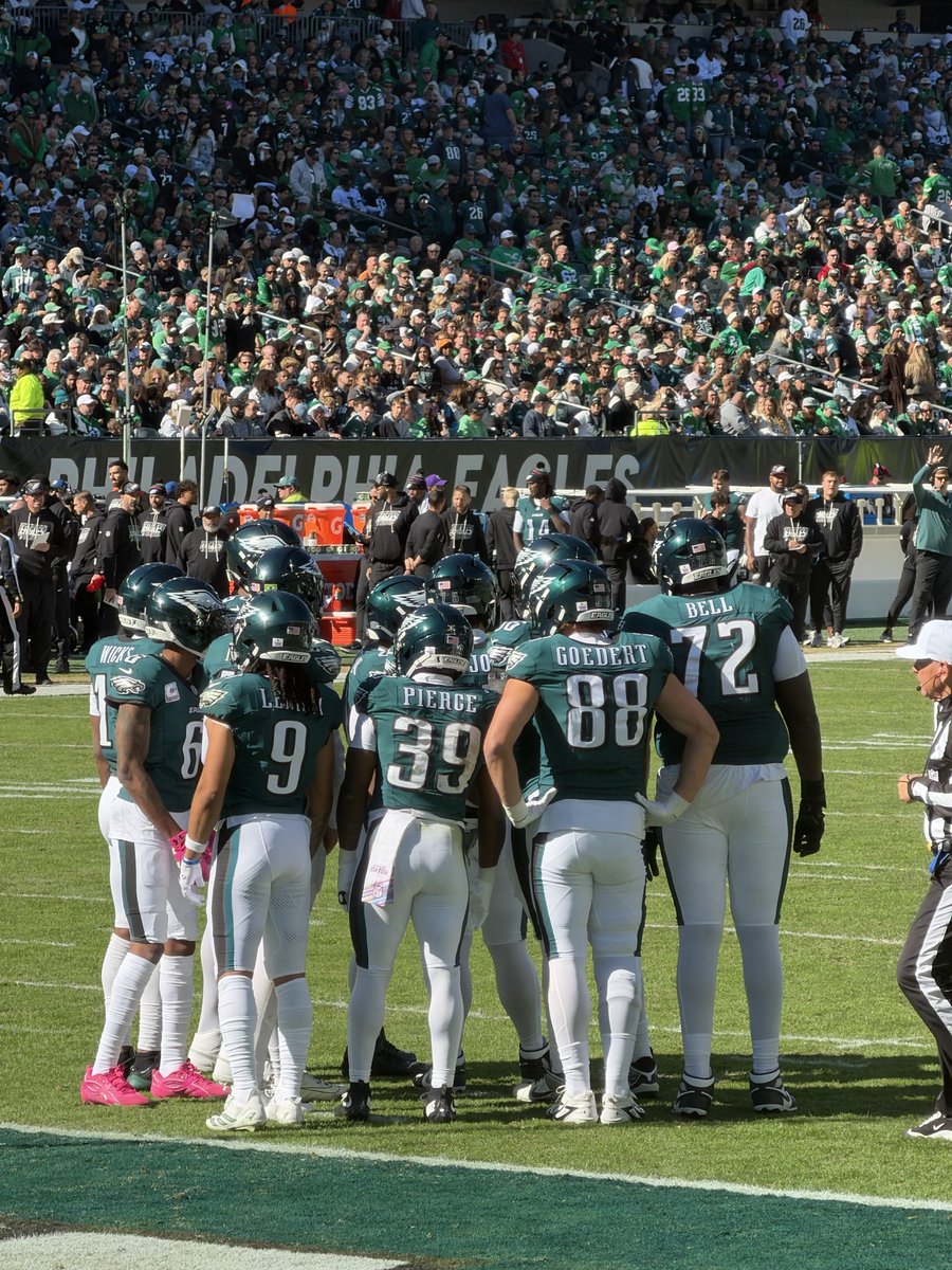 GKaur12_Xx's tweet photo. Didn’t get the win , but being at the LINC is always magical 💚🦅 https://t.co/UKBitT7GNQ